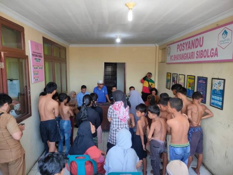 Kapolsek Sibolga Sambas, Iptu Yuna H Gultom memberikan pembinaan kepada remaja yang hendak melakukan tawuran.