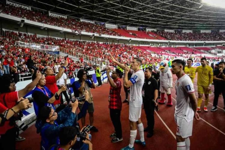 Sejumlah pesepak bola Timnas Indonesia menyapa suporter usai mengalahkan Timnas Arab Saudi.