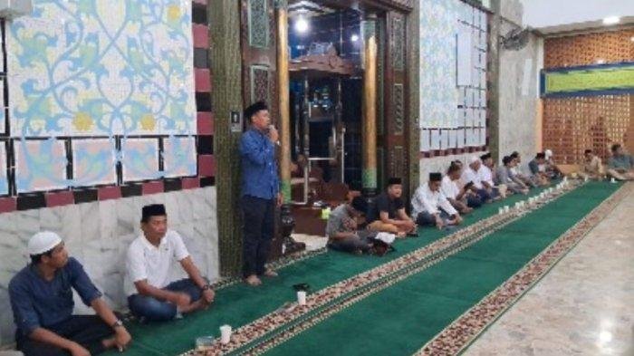 Tausiah menjelang buka puasa bersama di Masjid Baiturrahman Unimed. Panitia menyediakan 1.000 paket berbuka setiap harinya, yang digelar secara bergiliran oleh setiap fakultas, pascasarjana, lembaga, biro, dan unit di lingkungan Unimed.