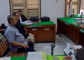 Terdakwa Aris Yudhariansyah dan terdakwa Ferdinand mendengarkan putusan majelis hakim di ruang sidang Utama Pengadilan Tipikor pada Pengadilan Negeri Medan, Senin (10/3/2025). 