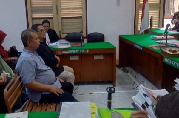 Terdakwa Aris Yudhariansyah dan terdakwa Ferdinand mendengarkan putusan majelis hakim di ruang sidang Utama Pengadilan Tipikor pada Pengadilan Negeri Medan, Senin (10/3/2025).