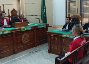 Terdakwa Tiromsi Sitanggang mendengarkan dakwaan JPU di ruang sidang Cakra IV, Pengadilan Negeri Medan, Selasa (4/3/2025).