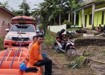 Tim Basarnas di Lingkungan IV Kelurahan Sihitang menelusuri korban hanyut banjir Padangsidimpuan.
