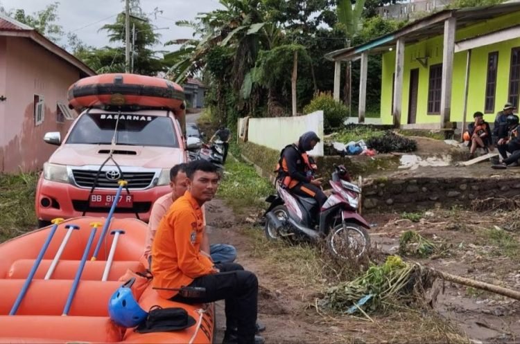 Tim Basarnas di Lingkungan IV Kelurahan Sihitang menelusuri korban hanyut banjir Padangsidimpuan.