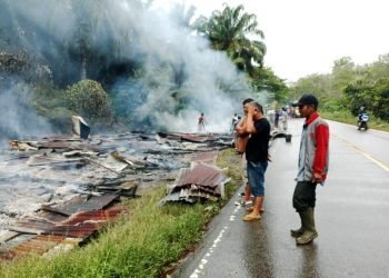 Warga melihat kebakaran empat rumah di Paluta. 