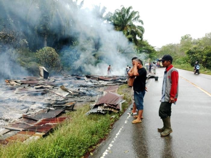 Warga melihat kebakaran empat rumah di Paluta. 