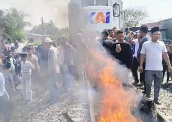 Warga memblokir lintasan sehingga KA tidak dapat melanjutkan perjalanannya. 