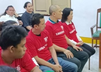 Lima terdakwa ketika mendengarkan tuntutan JPU di ruang sidang Cakra VI, Pengadilan Negeri Medan, Selasa (4/3/2025). 