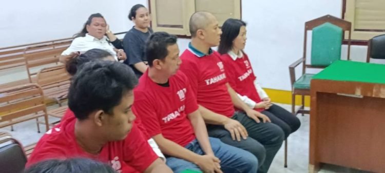 Lima terdakwa ketika mendengarkan tuntutan JPU di ruang sidang Cakra VI, Pengadilan Negeri Medan, Selasa (4/3/2025). 