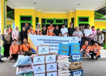 Tim PT Agincourt Resources bersama Wali Kota Padangsidimpuan, Letnan Dalimunthe, (tengah berbaju putih) menyalurkan bantuan kepada warga terdampak banjir di Kantor Wali Kota Padangsidimpuan. (IST)