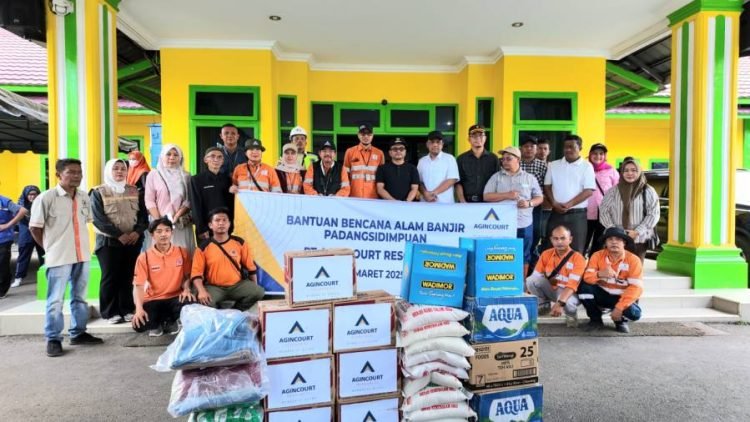 Tim PT Agincourt Resources bersama Wali Kota Padangsidimpuan, Letnan Dalimunthe, (tengah berbaju putih) menyalurkan bantuan kepada warga terdampak banjir di Kantor Wali Kota Padangsidimpuan. (IST)