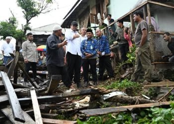 Gubsu Bobby Nasution didampingi Wali Kota Padangdidimpuan Letnan Dalimunte saat meninjau lokasi dampak banjir di Kelurahan aek Tampang Padangsidimpuan. (IST)