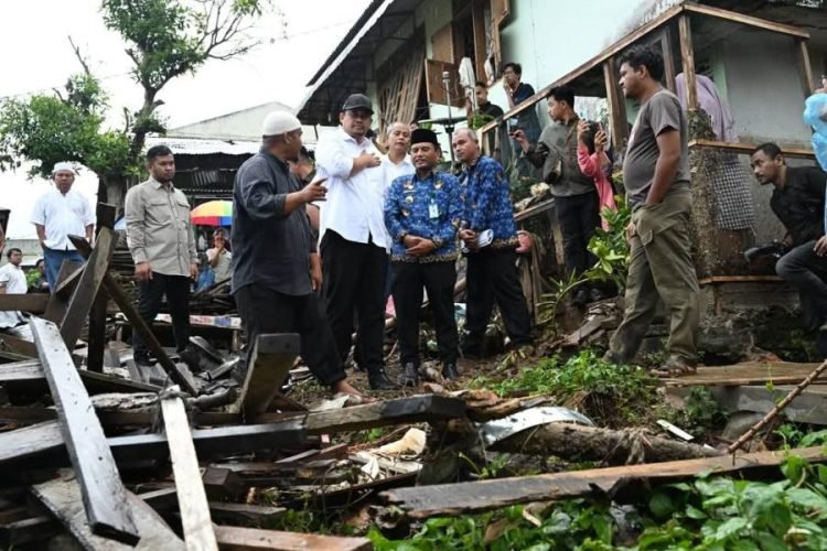 Gubsu Bobby Nasution didampingi Wali Kota Padangdidimpuan Letnan Dalimunte saat meninjau lokasi dampak banjir di Kelurahan aek Tampang Padangsidimpuan. (IST)