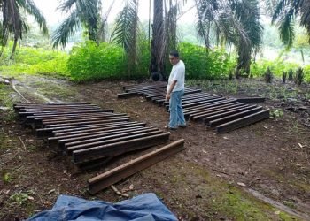 Besi rel kereta api.