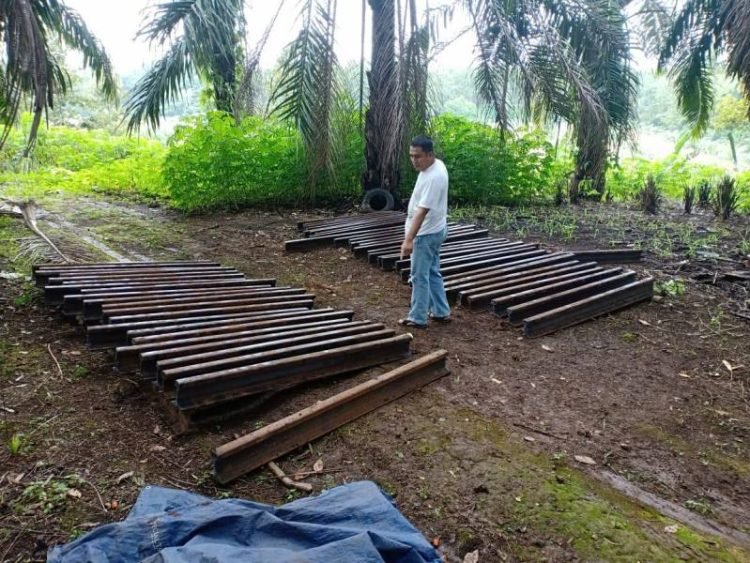 Besi rel kereta api.