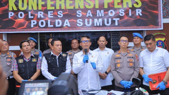 Dirreskrimum Polda Sumut Kombes Sumaryono saat merilis kasus di Polres Samosir.