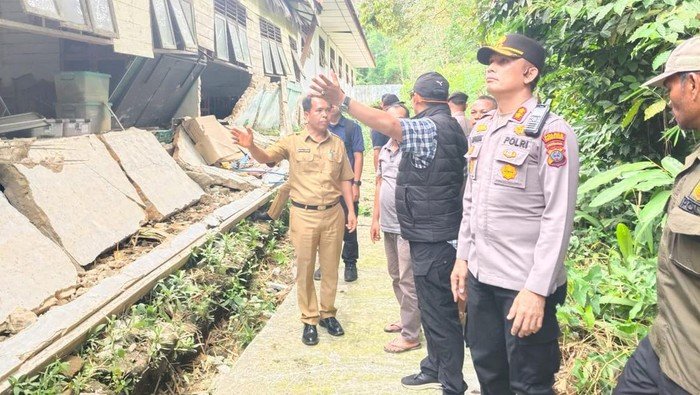 Gedung sekolah SD yang rusak alibat gempa.