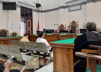 Kadisdik Langkat, Saiful Abdi dan Kepala BKD Langkat, Eka Syahputra Defari menjalani sidang pembacaan putusan sela di Pengadilan Tipikor Medan. 