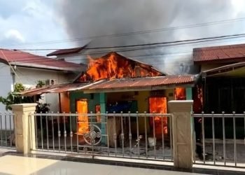 Api saat menghanguskan dua rumah di Jalan Setia Budi Kisaran. 