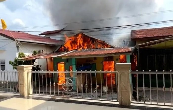 Api saat menghanguskan dua rumah di Jalan Setia Budi Kisaran. 