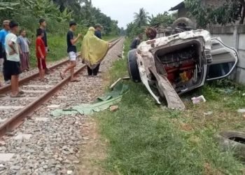 Kondisi mobil yang terbalik usai ditabrak KA. 