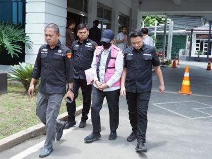Kadis Kebudayaan Pariwisata dan Ekonomi Kreatif Provinsi Sumut Zumri Sulthony ditahan Penyidik Kejaksaan Tinggi Sumatera Utara, Selasa (11/3/2025).
