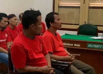 Keempat kurir narkoba mendengarkan dakwaan JPU di ruang sidang Cakra V, Pengadilan Negeri Medan, Rabu (12/3/2025). 