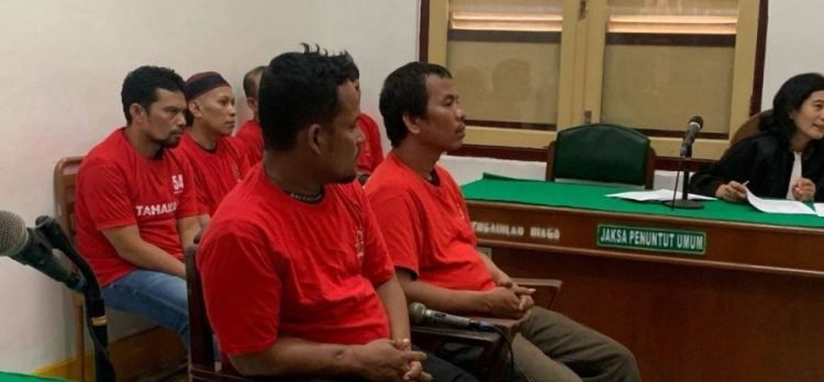 Keempat kurir narkoba mendengarkan dakwaan JPU di ruang sidang Cakra V, Pengadilan Negeri Medan, Rabu (12/3/2025). 