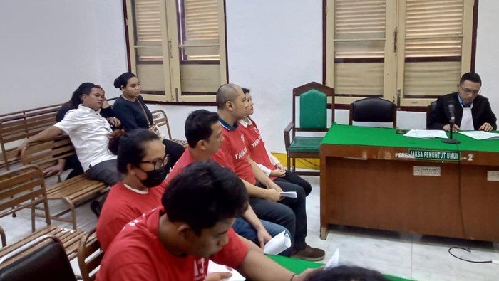 5 terdakwa dalam kasus pabrik ekstasi rumahan di Medan menjalani sidang di PN Medan.