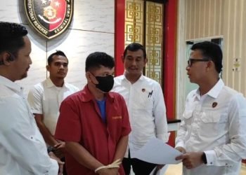 Dirreskrimum Polda Sumut Kombes Sumaryono saat menginterogasi pelaku, Senin (24/3/2025). 