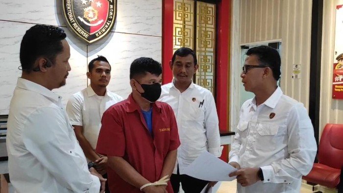 Dirreskrimum Polda Sumut Kombes Sumaryono saat menginterogasi pelaku, Senin (24/3/2025). 