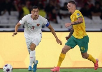 Bek andalan Timnas Indonesia Jay Idzes saat melawan Australia.