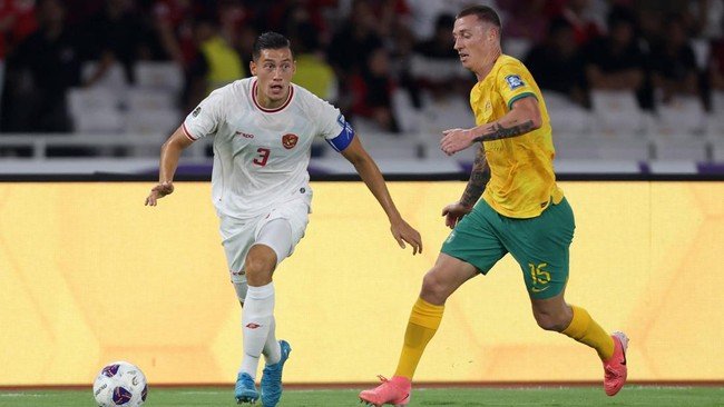 Bek andalan Timnas Indonesia Jay Idzes saat melawan Australia.