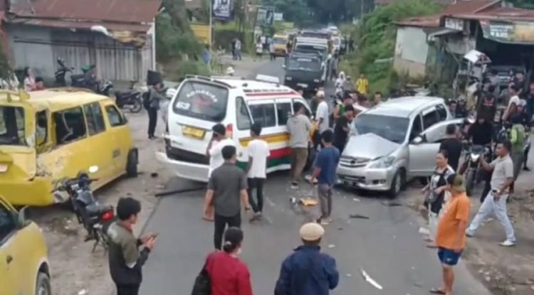 Tabrakan beruntun.