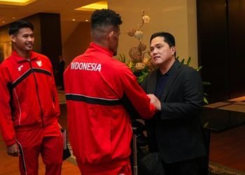 Erick Thohir lepas Timnas Indonesia ke Australia, Minggu (16/3) malam. 
