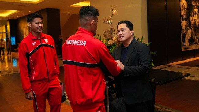 Erick Thohir lepas Timnas Indonesia ke Australia, Minggu (16/3) malam. 