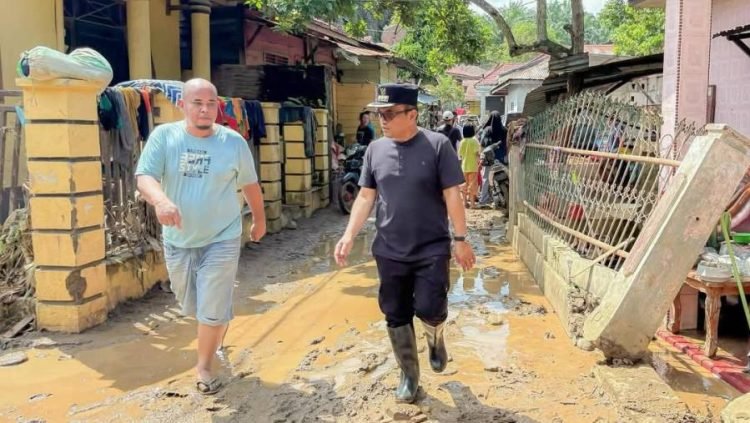 Wali Kota Padangsidimpuan Letnan Dalimunthe saat meninjau lokasi banjir di Kelurahan aek Tampang Padangsidimpuan. (IST)