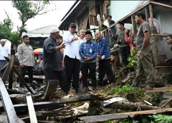 Gubsu Bobby Nasution didampingi Wali Kota Padangsidimpuan Letnan Dalimunte saat meninjau lokasi dampak banjir di Kelurahan aek Tampang Padangsidimpuan. (IST)