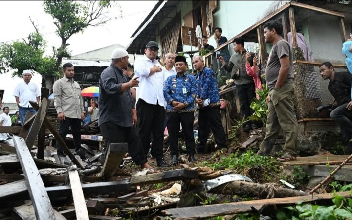 Gubsu Bobby Nasution didampingi Wali Kota Padangsidimpuan Letnan Dalimunte saat meninjau lokasi dampak banjir di Kelurahan aek Tampang Padangsidimpuan. (IST)