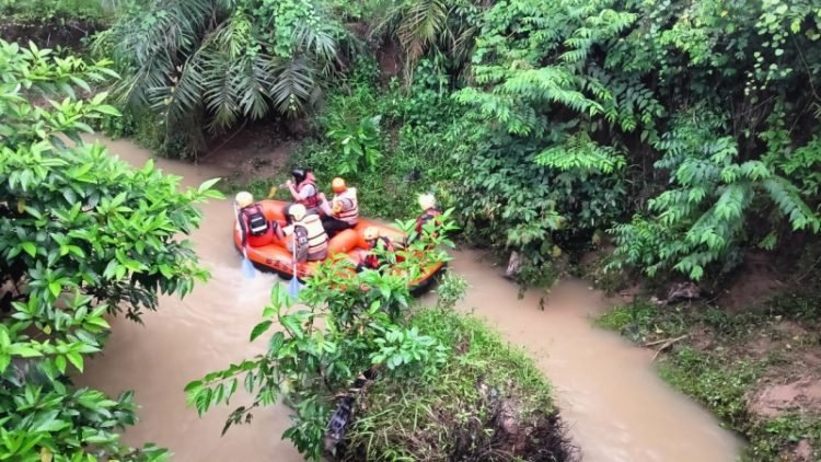Tim SAR gabungan mencari seorang balita yang hilang saat terjadinya kecelakaan minibus Barbaran Nauli Travel terjun ke sungai di Barumun, Padang Lawas. 