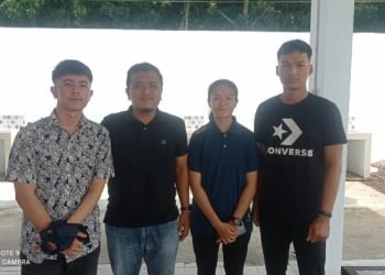 Atlet Pelatda yang cedera dan tidak tampil diajang PON 2024 foto bersama dengan Haris Kurniawan (pelatih) usai menerima tali asih di kantin kolam renang Unimed. (IST)
