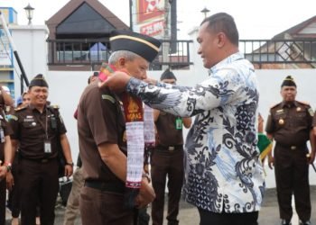 Bupati Toba Effendi Sintong Panangian Napitupulu Mengalungkan Stola Kepada Kajati Sumut, Idianto, SH, MH. (IST)