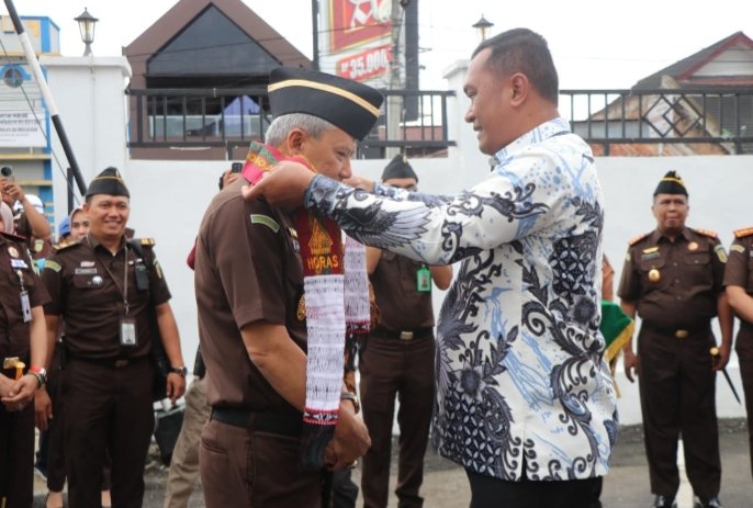 Bupati Toba Effendi Sintong Panangian Napitupulu Mengalungkan Stola Kepada Kajati Sumut, Idianto, SH, MH. (IST)