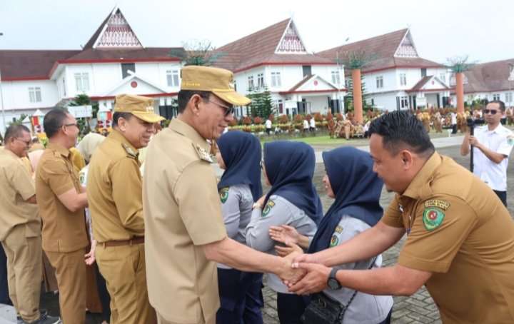 Bupati Tapsel Gus Irawan Pasaribu bersalaman dengan para ASN di Lingkungan Pemkab Tapsel. (IST)