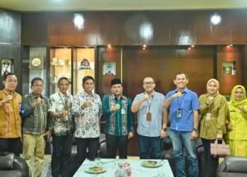 Wali Kota Padangsidimpuan Letnan Dalimunte foto bersama Pimpinan dan Jajaran Bank BRI Cabang Padangsidimpuan. (IST)