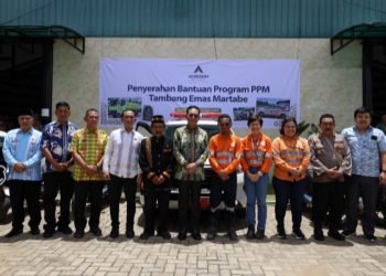 GMO dan Deputy Director Operations PT Agincourt Resources (PTAR), Rahmat Lubis, dan manajemen PTAR berfoto bersama dengan Bupati Tapanuli Selatan, Gus Irawan Pasaribu (ketujuh dari kanan)  usai penyerahan bantuan. (IST)