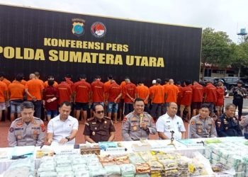 Kapolda Sumut, Irjen Pol Whisnu Hermawan Februanto memberikan penjelasan pengungkapan kasus narkoba bersama jajaran di Mapolda Sumut, Senin (14/4/2025). 