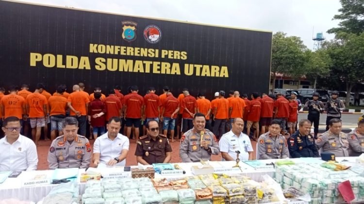 Kapolda Sumut, Irjen Pol Whisnu Hermawan Februanto memberikan penjelasan pengungkapan kasus narkoba bersama jajaran di Mapolda Sumut, Senin (14/4/2025). 
