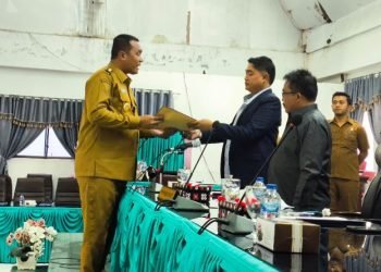 Bupati Toba Effendi Napitupulu Saat Meberikan Nota Pengantar LKPJ Bupati Tahun 2024 Pada Sidang Paripurna DPRD Toba. (IST)