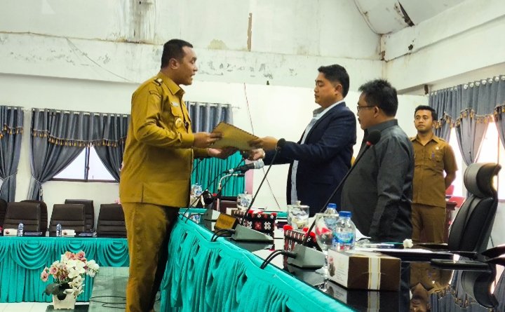 Bupati Toba Effendi Napitupulu Saat Meberikan Nota Pengantar LKPJ Bupati Tahun 2024 Pada Sidang Paripurna DPRD Toba. (IST)